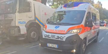 Protestuesit lëndohen nga gazi lotsjellës, qytetarit i bie të fikët, kërkohet me urgjencë ambulanca