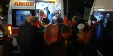 Një person i dëmtuar në selinë e PD-së, mbërrijnë dy ambulanca