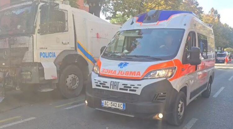 Protestuesit lëndohen nga gazi lotsjellës, qytetarit i bie të fikët, kërkohet me urgjencë ambulanca