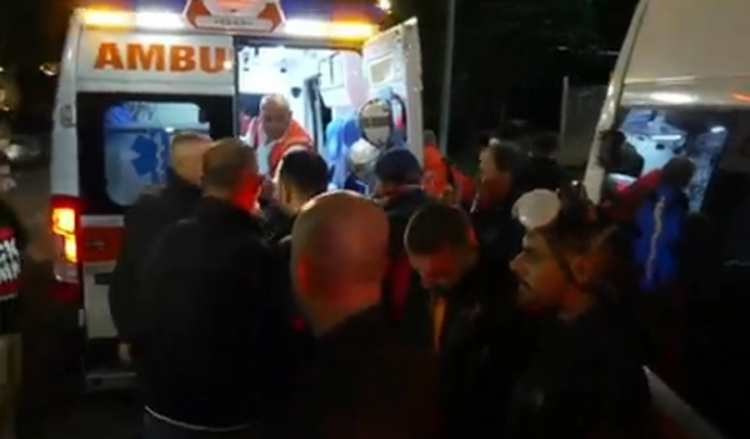 Një person i dëmtuar në selinë e PD-së, mbërrijnë dy ambulanca