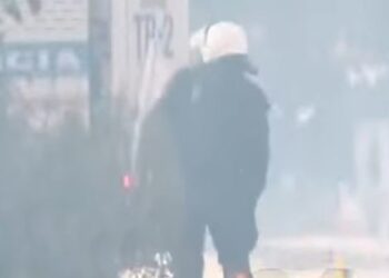 Skena “lufte” në “Sheshin Skënderbej”! Përballje frontale mes protestuesve e policëve, largohen efektivët