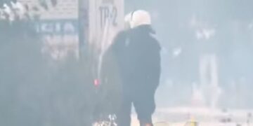 Skena “lufte” në “Sheshin Skënderbej”! Përballje frontale mes protestuesve e policëve, largohen efektivët