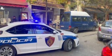 Të shtëna me armë te “Ali Demi” në Tiranë, forca të shumta policie rrethojnë një lokal