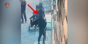 Theu xhamat e Gjykatës Kushtetuese gjatë protestës, arrestohet 19-vjeçari! 5 të tjerë nën hetim