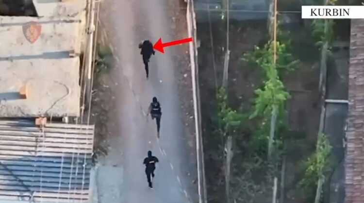 I armatosur përplas makinën e policisë dhe tenton të arratiset, arrestohet 27-vjeçari (Emri)