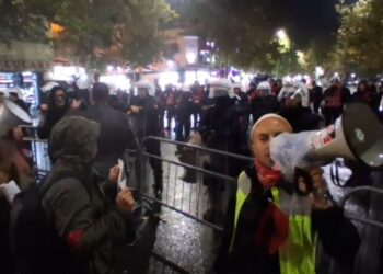 Reforma Territoriale / Qytetarët rrethojnë Kuvendin: Shkrini qeverinë, jo bashkitë!