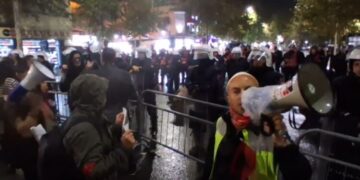 Reforma Territoriale / Qytetarët rrethojnë Kuvendin: Shkrini qeverinë, jo bashkitë!