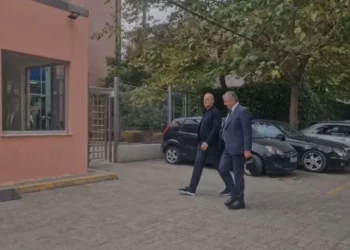 Bashkëshorti i Olta Xhaçkës/ Artan Gaçi paraqitet në SPAK, ish-deputeti socialist shoqërohet nga avokati