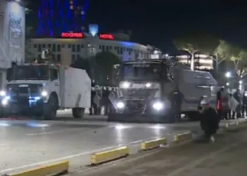 Tension pranë Kryeministrisë/ Policia përdor spraj me piper drejt protestuesve