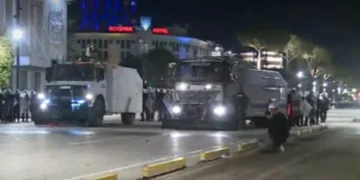 Tension pranë Kryeministrisë/ Policia përdor spraj me piper drejt protestuesve