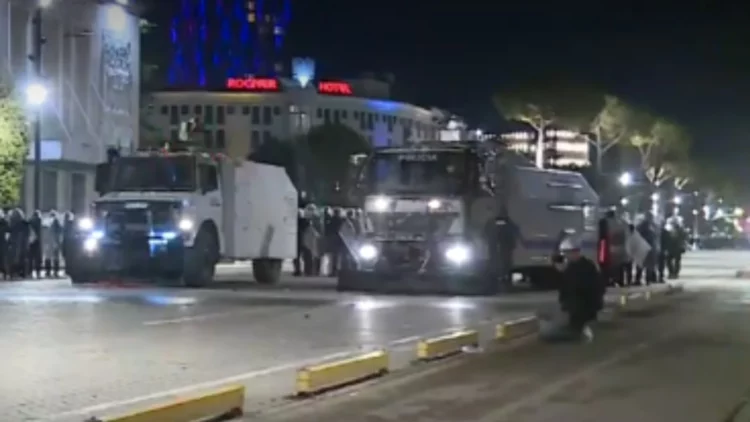 Tension pranë Kryeministrisë/ Policia përdor spraj me piper drejt protestuesve