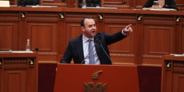 “Deputetët e PS do votojnë si ‘çeço’ pro reformës”- Klevis Balliu: Rama i kërcënon me dosje dhe na bëjnë moral për ndryshime