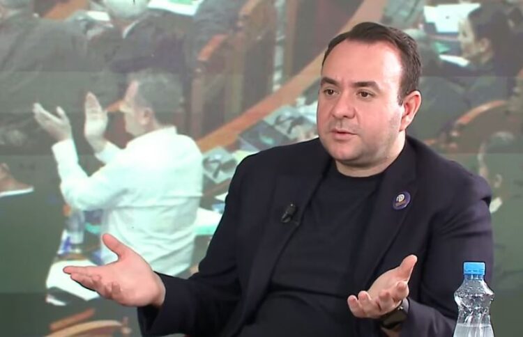 Balliu ironizon socialistët: Edhe Zegjineja ka më shumë dinjitet se Braçe dhe Spiropali