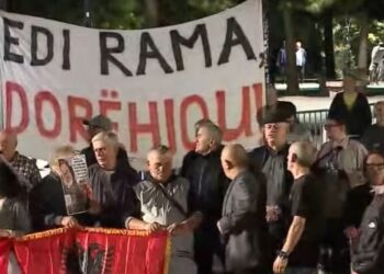 “Qeveri e drogës”, protestuesit marshojnë drejt Kryeministrisë