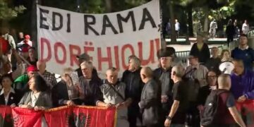 “Qeveri e drogës”, protestuesit marshojnë drejt Kryeministrisë