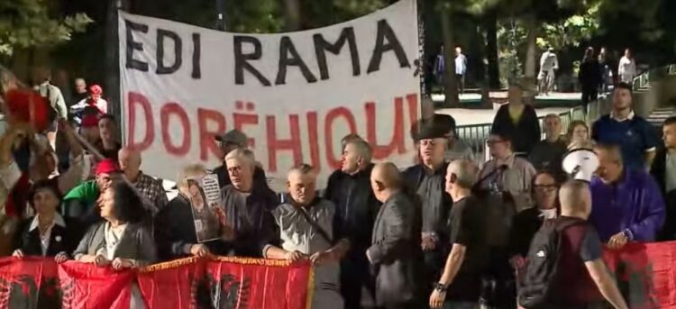 “Qeveri e drogës”, protestuesit marshojnë drejt Kryeministrisë