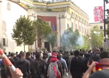 Qendra e kryeqytetit në kaos, të rinjtë sulmojnë me gurë bashkinë e Tiranës