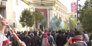Qendra e kryeqytetit në kaos, të rinjtë sulmojnë me gurë bashkinë e Tiranës
