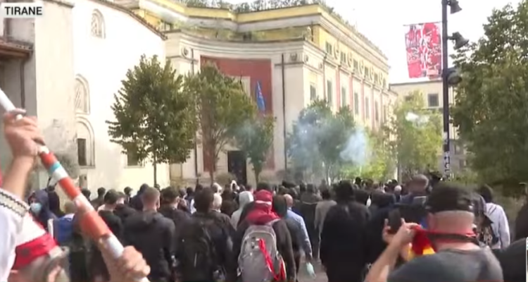 Qendra e kryeqytetit në kaos, të rinjtë sulmojnë me gurë bashkinë e Tiranës