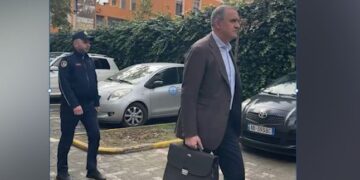 Ish-ministri Ilir Beqaj paraqitet në GJKKO për seancën e parë të dosjes SASPAK