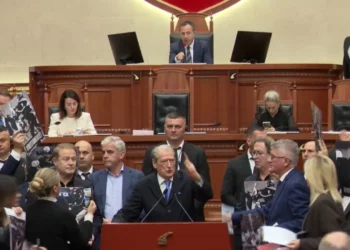 Berisha u kthehet deputetëve të PS: Gazin lotsjellës, kafkat dhe kockat e thyera i meritoni ju, jo të rinjtë
