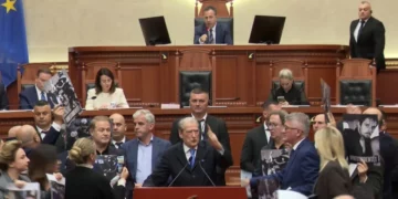 Berisha u kthehet deputetëve të PS: Gazin lotsjellës, kafkat dhe kockat e thyera i meritoni ju, jo të rinjtë