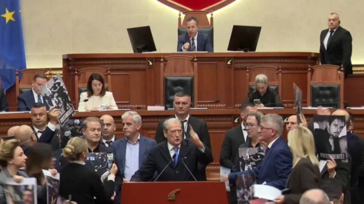 Berisha u kthehet deputetëve të PS: Gazin lotsjellës, kafkat dhe kockat e thyera i meritoni ju, jo të rinjtë