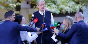 A u takua me Edi Ramën në Rinas? Përgjigjet Berisha: Unë atij nuk denjoj t’i hedh as…
