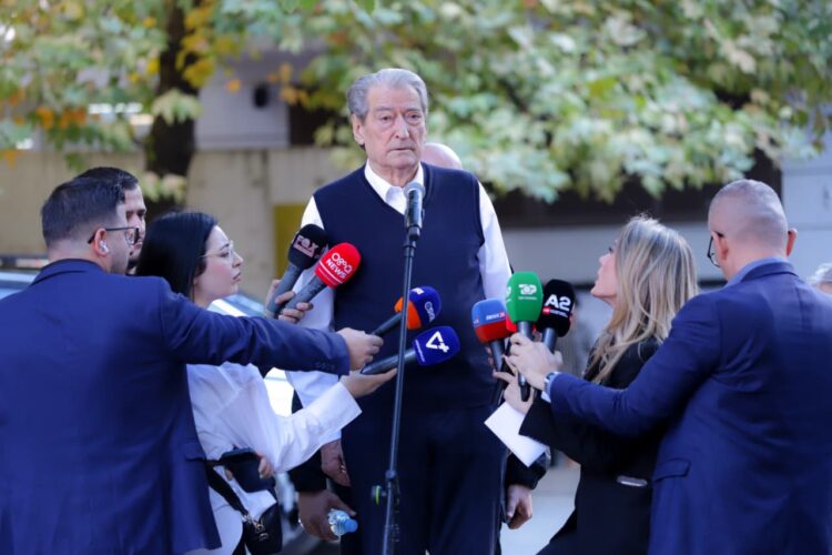 A u takua me Edi Ramën në Rinas? Përgjigjet Berisha: Unë atij nuk denjoj t’i hedh as…