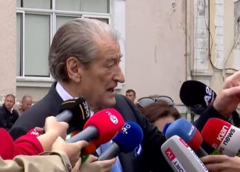 Mbledhja e grupit socialist, Berisha: Rama po u bërtet si i çmendur deputetëve të tij!