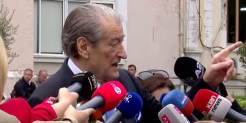 Mbledhja e grupit socialist, Berisha: Rama po u bërtet si i çmendur deputetëve të tij!