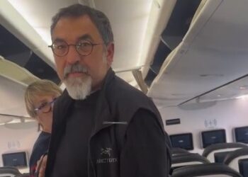 “Më kërcënove…”/ Studentja përballet në avion me Bledi Çuçin, i merret telefoni nga dora (Video)
