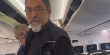 “Më kërcënove…”/ Studentja përballet në avion me Bledi Çuçin, i merret telefoni nga dora (Video)