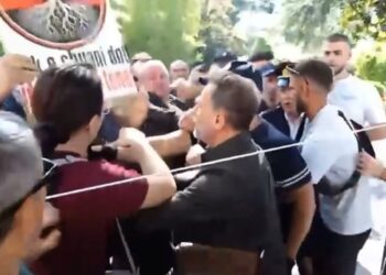 Tensione para Kryesisë së Kuvendit, protestuesit nga Memaliaj përplasen me Erion Braçen