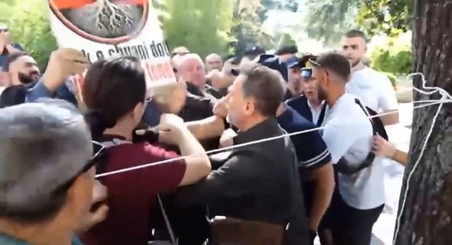 Tensione para Kryesisë së Kuvendit, protestuesit nga Memaliaj përplasen me Erion Braçen
