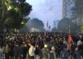 Bulevardi plot me protestues, hidhen lëndë piroteknike. Policia lëshon gaz lotsjellës pa masë