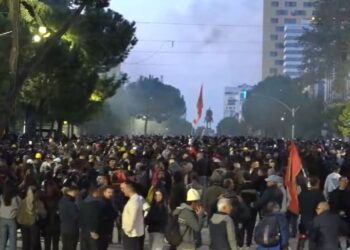 Bulevardi plot me protestues, hidhen lëndë piroteknike. Policia lëshon gaz lotsjellës pa masë