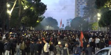 Bulevardi plot me protestues, hidhen lëndë piroteknike. Policia lëshon gaz lotsjellës pa masë