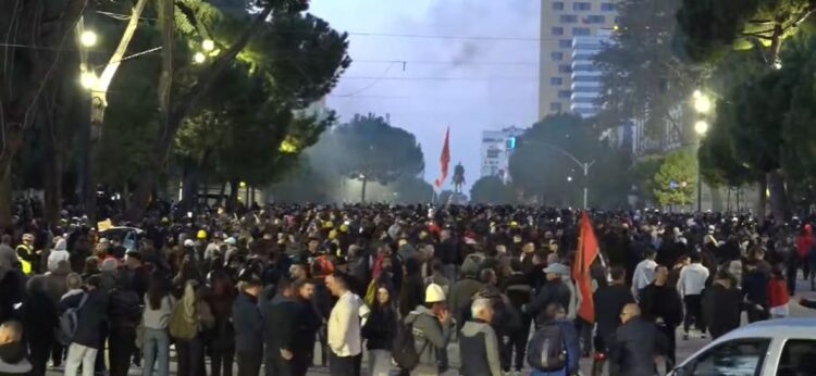Bulevardi plot me protestues, hidhen lëndë piroteknike. Policia lëshon gaz lotsjellës pa masë