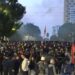 Bulevardi plot me protestues, hidhen lëndë piroteknike. Policia lëshon gaz lotsjellës pa masë