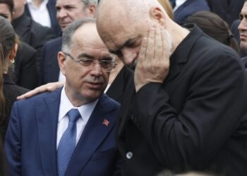 Lista me 1 mijë pedagogë dhe intelektualë që kërkojnë dorëheqjen e Ramës