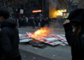 Protestat në Hamburg/ Iniciativa e “Gen Z regelt” shndërrohet në kaos, hedhin fishekzjarrë drejt policisë