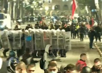 Policia ndërhyn për të shpërndarë protestuesit, në bulevard del edhe autoboti i ujit, hidhet gaz lotsjellës