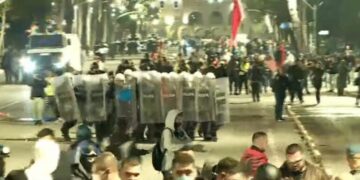 Policia ndërhyn për të shpërndarë protestuesit, në bulevard del edhe autoboti i ujit, hidhet gaz lotsjellës