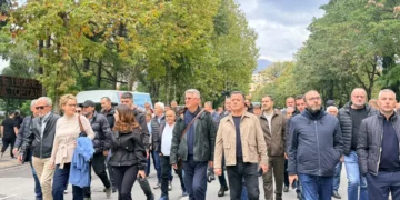 Protesta e thirrur nga PD/ Nis marshimi nga selia blu drejt Kryeministrisë, në krye deputetët demokratë