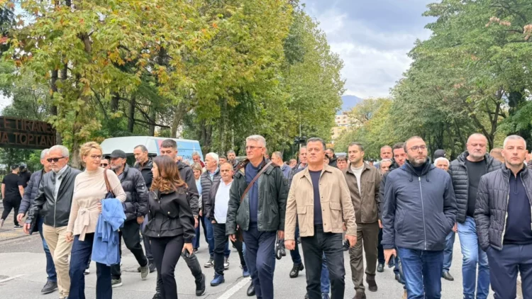 Protesta e thirrur nga PD/ Nis marshimi nga selia blu drejt Kryeministrisë, në krye deputetët demokratë