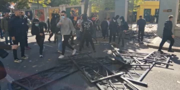 Protesta/ Thyhet dera e Ministrisë së Arsimit, tulla dhe sende të forta drejt godinës
