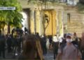 Protestuesit hapin derën e Kryesisë së Kuvendit, ndizet zjarr te hyrja e godinës! Policia hedh gaz lotsjellës