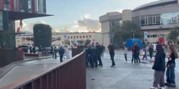 Incidentet në derbi Partizani-Tirana/ Nën hetim tre persona, shpallet në kërkim një 19-vjeçar
