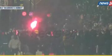 Asnjë hap pas përballë represionit të policisë, brohorima në Bulevard: Rama jepe dorëheqjen